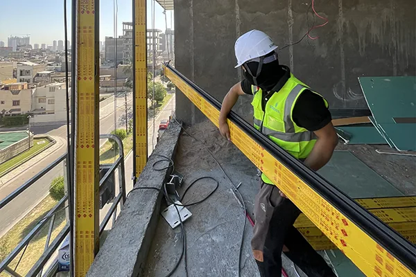 Site mobilisation with crew and factory-fabricated stick systems in Baghdad