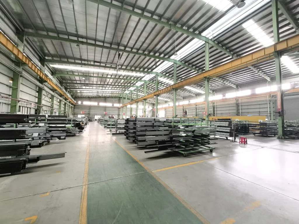 Large indoor storage and production area for curtain-wall profiles and components